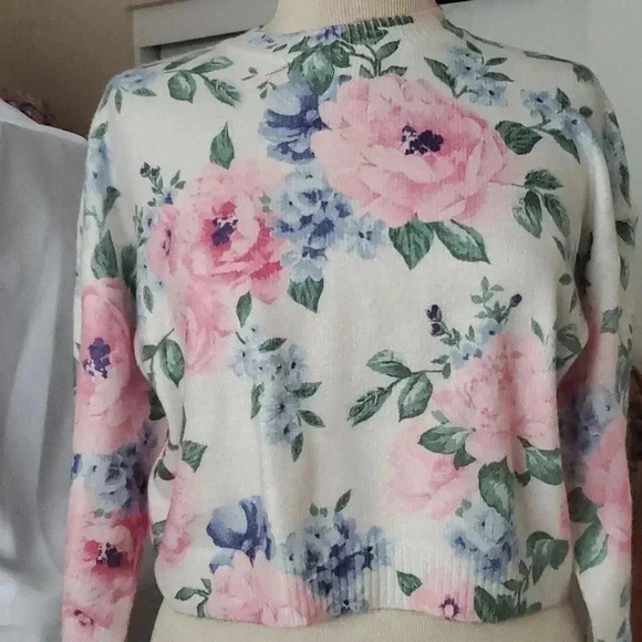 Forever 21 Sweaters - F21 Floral Crop Sweater